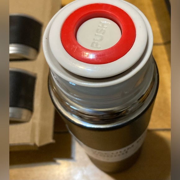 NWT Black Vacuum Bottle For Hot -Cold Drinks Up To 12 Hours With Added Cups - Picture 7 of 7